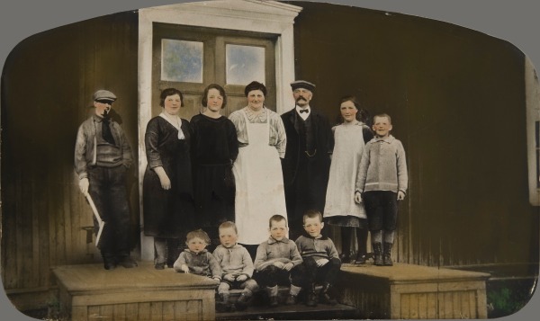 Min farmor och farfar Hampus och Stina Edström med familj